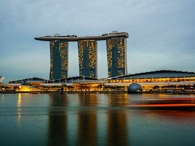 Marina Bay Sands and the Singapore waterfront at dusk